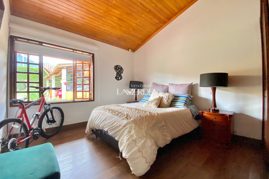HERMOSA Y ACOGEDORA CASA CAMPESTRE CON GENEROSA ÁREA — foto 2