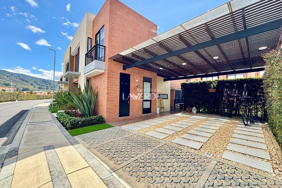 Espectacular Casa Con Vista Amplia En Oikos Savanna — foto 2