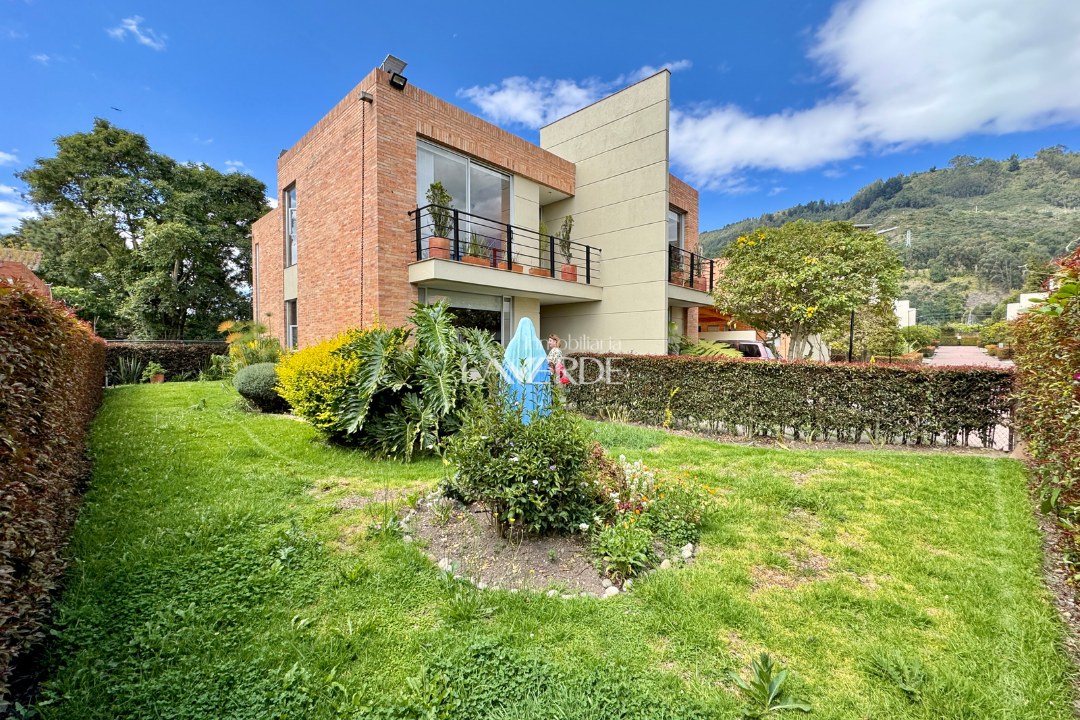 Magnifica casa independiente cerca a la montaña en conjunto Club House