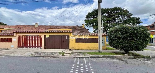 Casa esquinera con local independiente en las Margaritas, Bogotá
