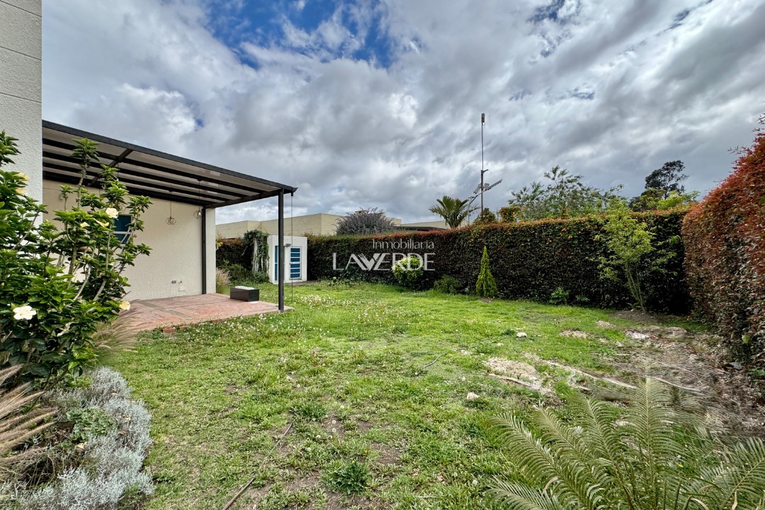 Casa de un nivel con amplias zonas verdes y luz natural — foto 2