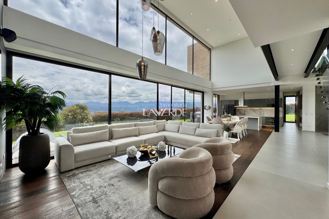 Casa de lujo en Yerbabuena con lote de 2.022 m² y terraza panorámica
