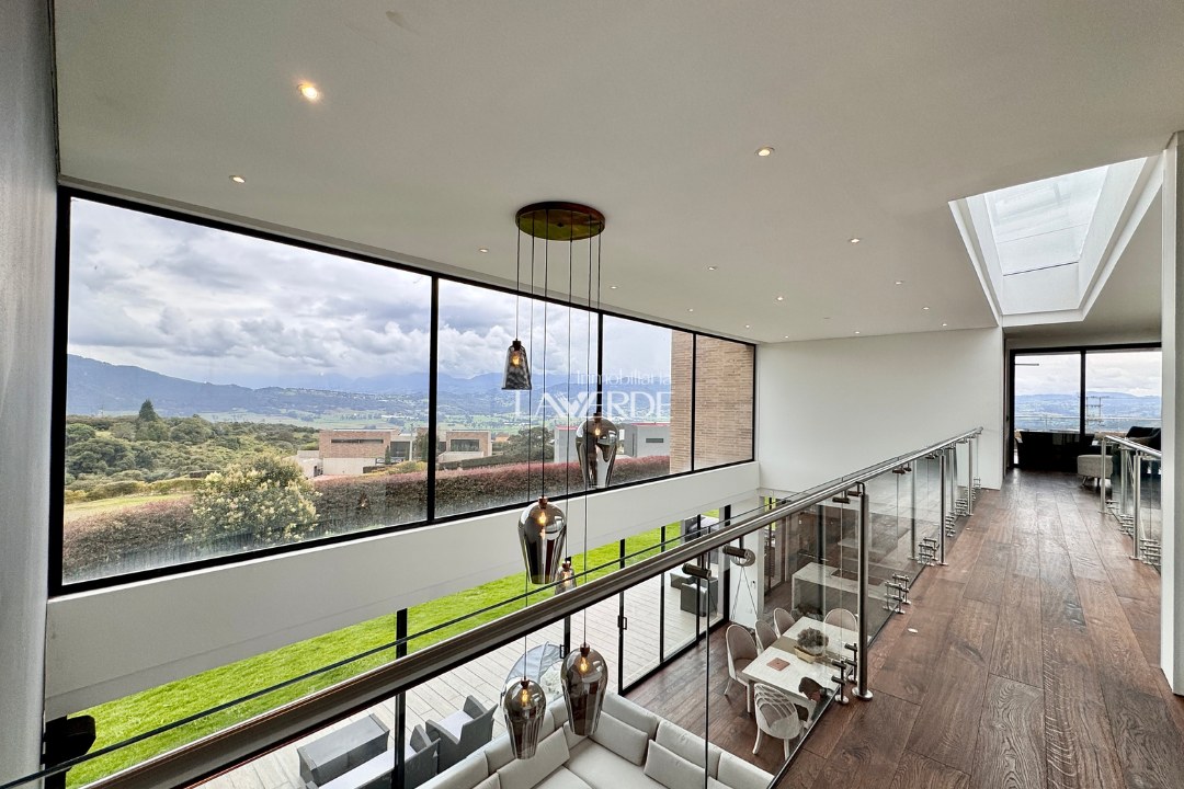Casa de lujo en Yerbabuena con lote de 2.022 m² y terraza panorámica — foto 3