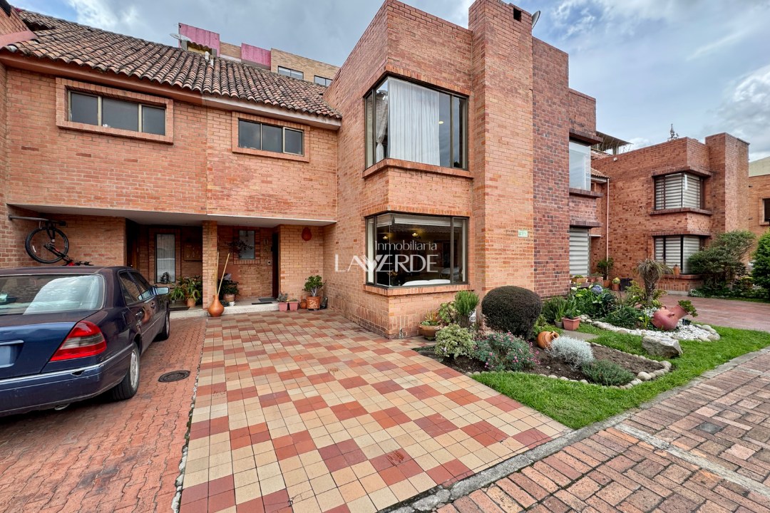 Casa de 3 Niveles en Venta en Chía-Terraza y Excelente Distribución
