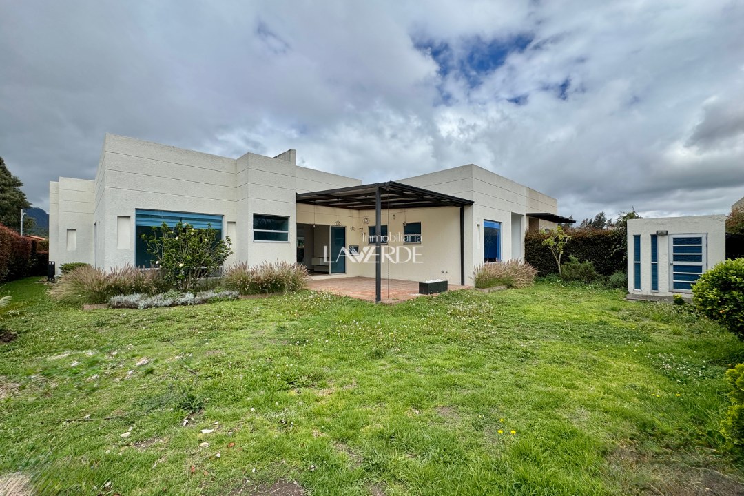 Arriendo - Casa De Un Nivel Con Amplias Zonas Verdes Y Luz Natural — foto 3