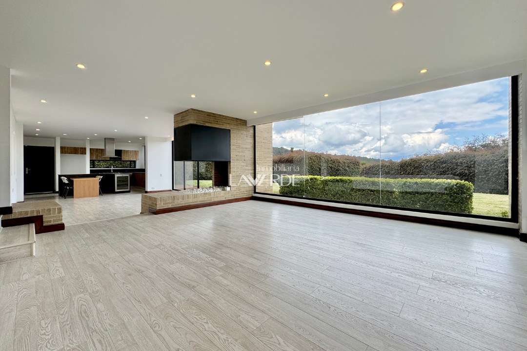 Espectacular Casa en Yerbabuena - Amplios Espacios y Diseño de Lujo